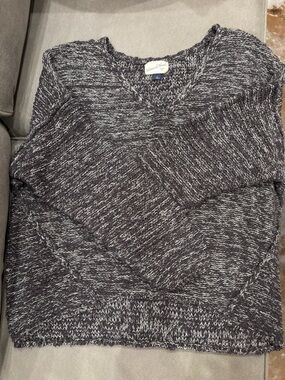 Universal thread goods Marled V-Neck Knit Sweater in Charcoal and White